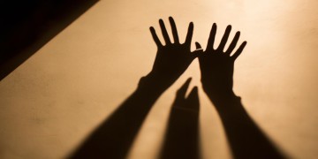 双手交叉的影子究竟是哪首歌？