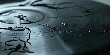 把你伤得更深究竟出自哪首歌？