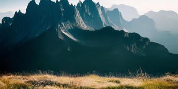 我能站在群山顶端究竟是哪首歌？