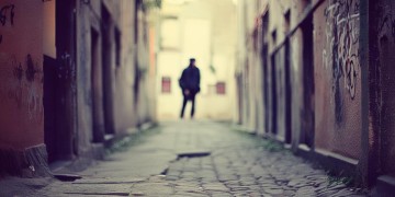 双手插在裤兜到底是哪首歌？