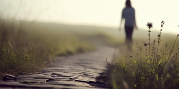 一个人走这句歌词出自什么歌？