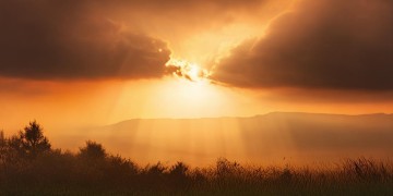 阴云下的夕阳究竟是哪首歌？